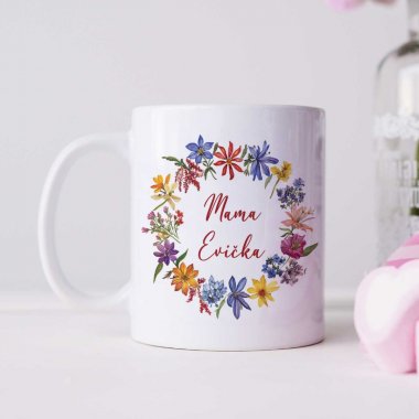 Darčekový hrnček pre mamu – kvety okolo nápisu Mama